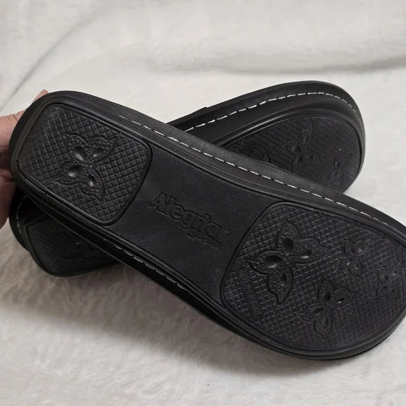 Stylish Women's Slip-On Shoes in Blue and Black - Picture 4 of 10